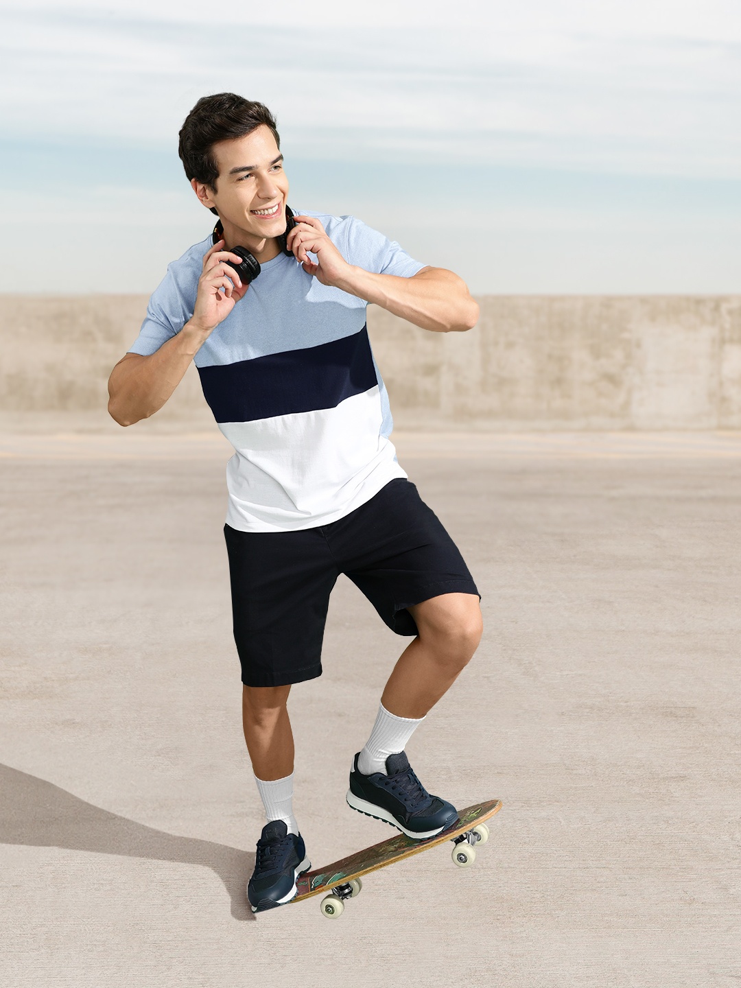 

Harvard Men Blue & Navy Blue Colourblocked T-shirt
