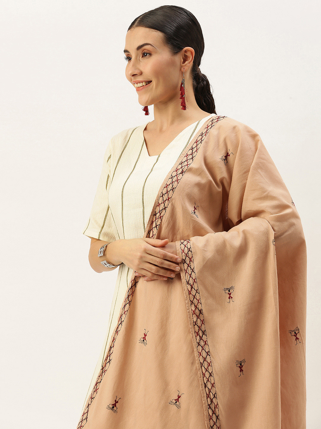

ArtEastri Beige & Red Ethnic Motifs Embroidered Kantha Work Pure Cotton Dupatta