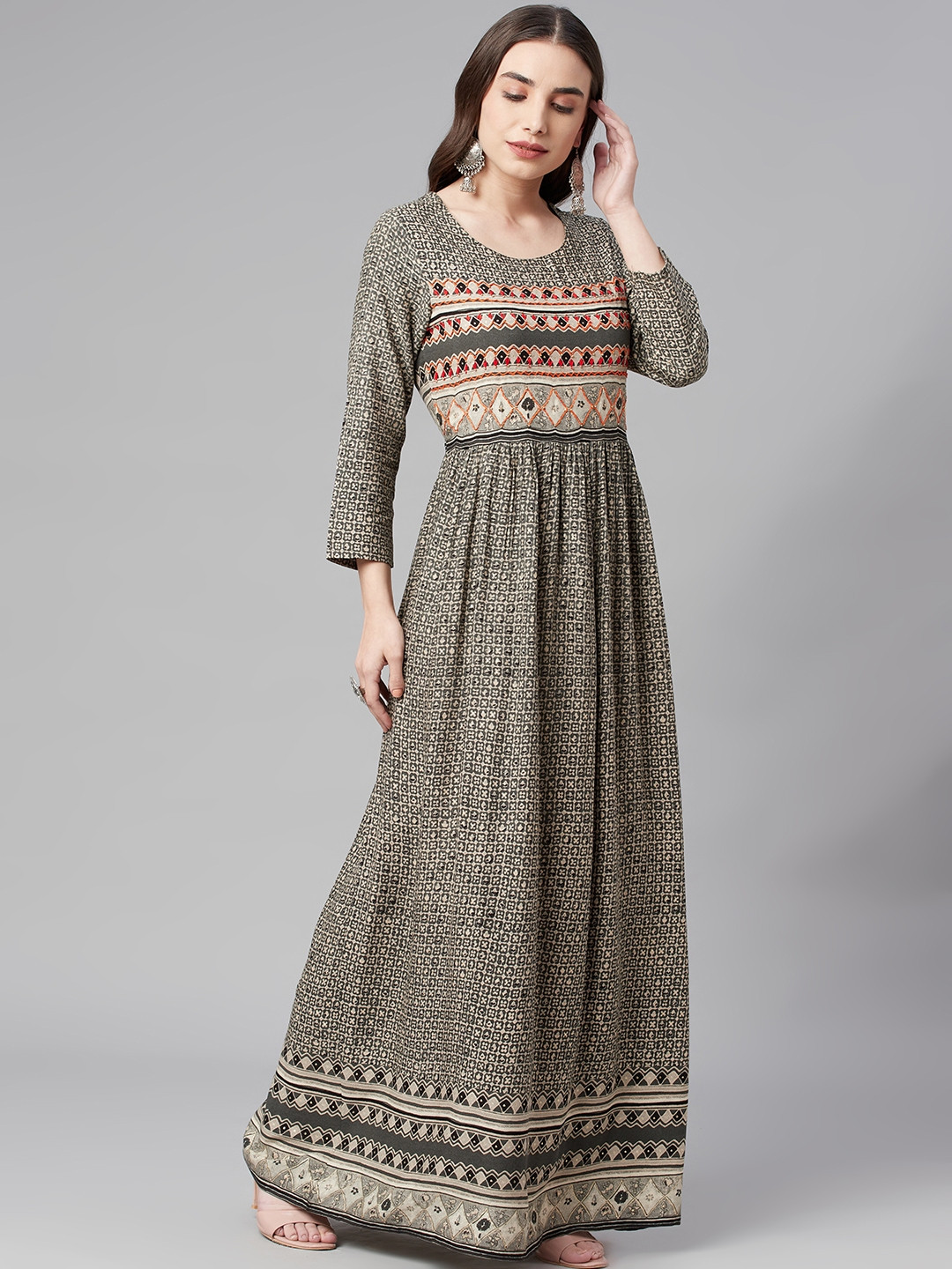 

Nehamta Grey & Black Geometric Printed Maxi Dress