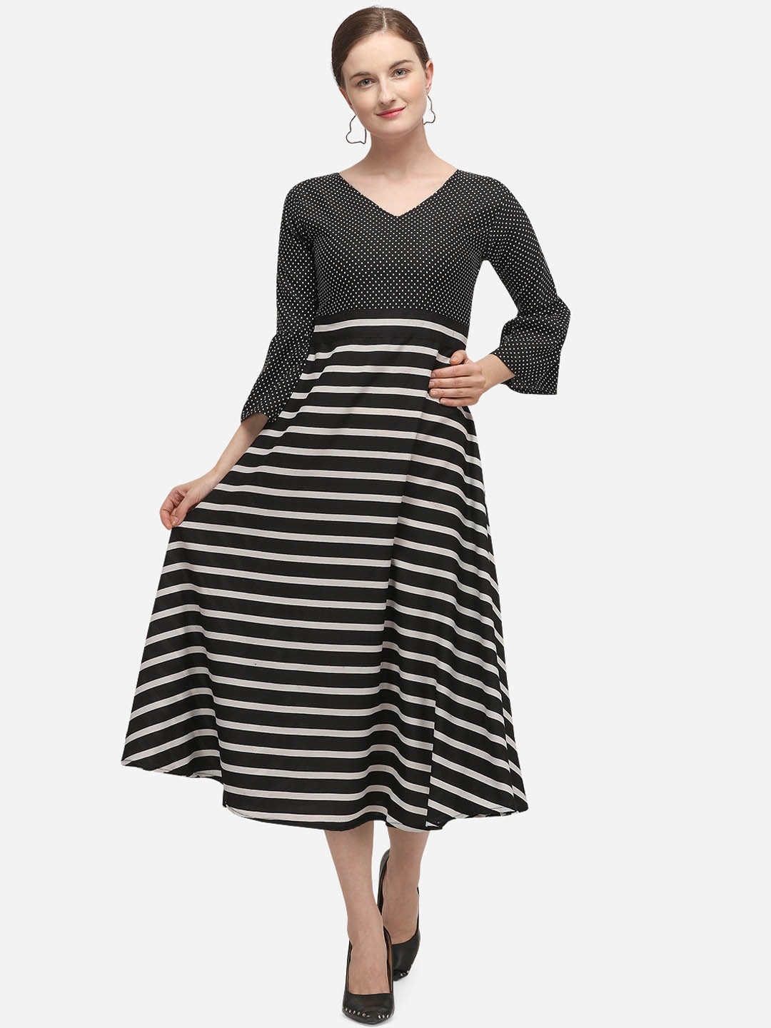 

SAADHVI Women Black & White Printed Crepe Midi Dress