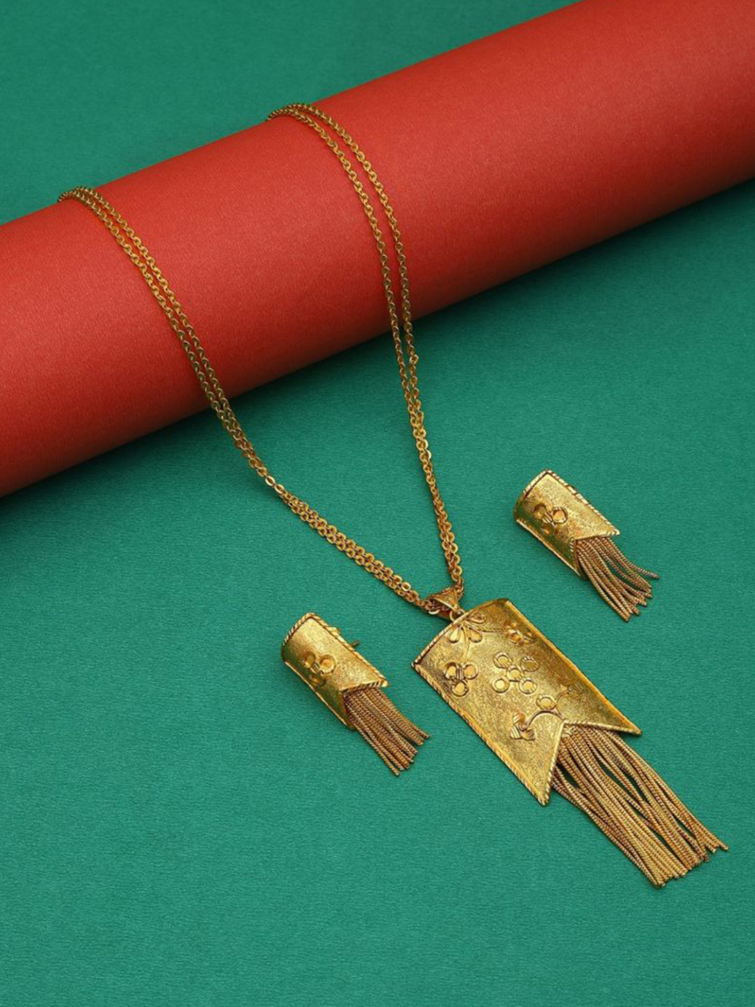 

Efulgenz Gold Plated Tasseled Jewellery Set