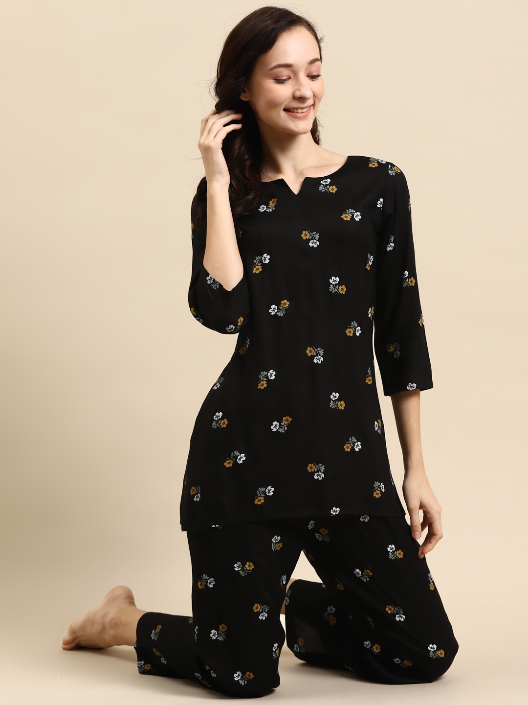 

Prakrti Women Black & White Floral Printed Pyjama Set