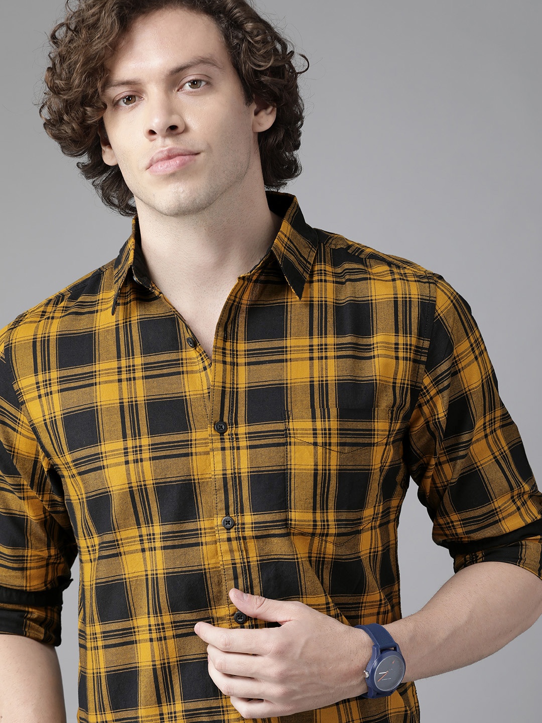 

Roadster Men Mustard Yellow & Black Pure Cotton Checked Sustainable Casual Shirt