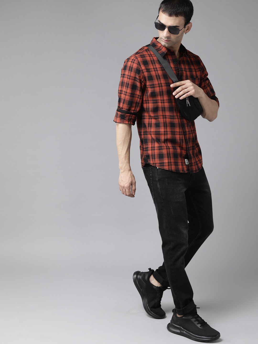 

Roadster Men Black & Red Pure Cotton Checked Casual Shirt