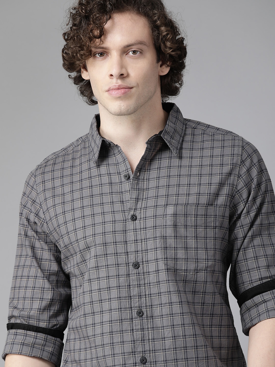

Roadster Men Grey & Black Pure Cotton Checked Casual Shirt