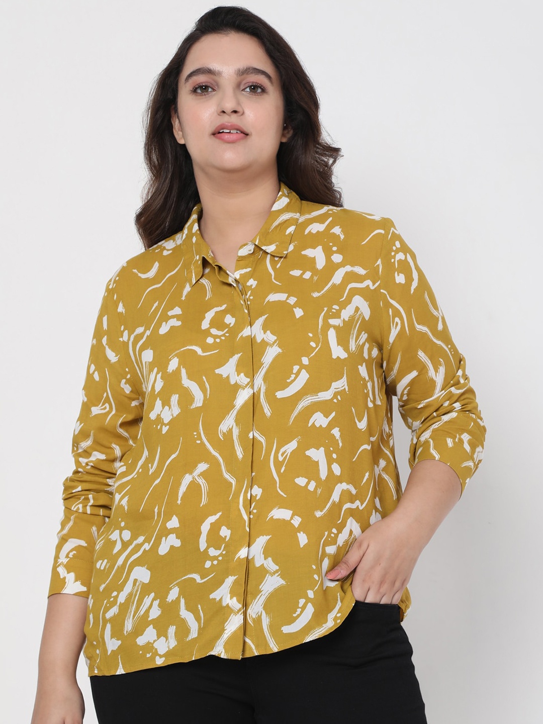 

VERO MODA CURVE Women Gold& White Printed Casual Shirt