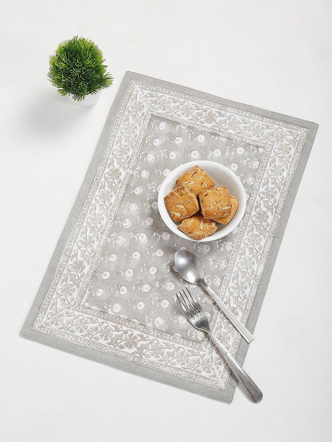 

Fabindia Set Of 4 Grey & White Printed Pure Cotton Tablemats