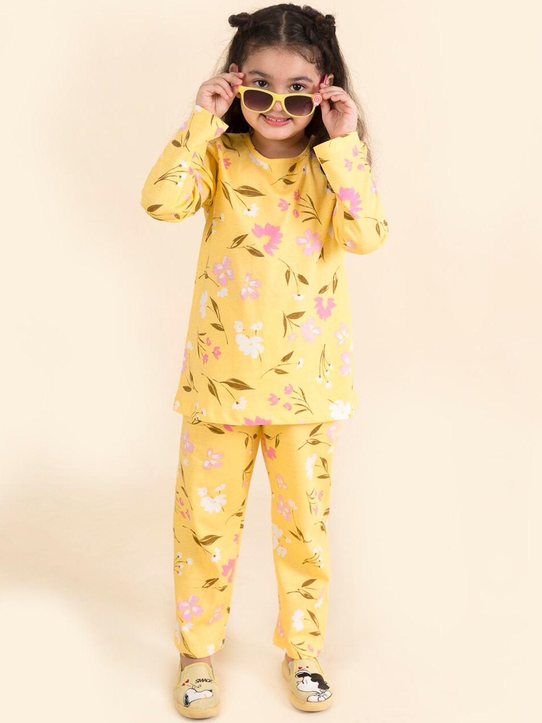 

pspeaches Girls Yellow & White Floral Printed Night suit