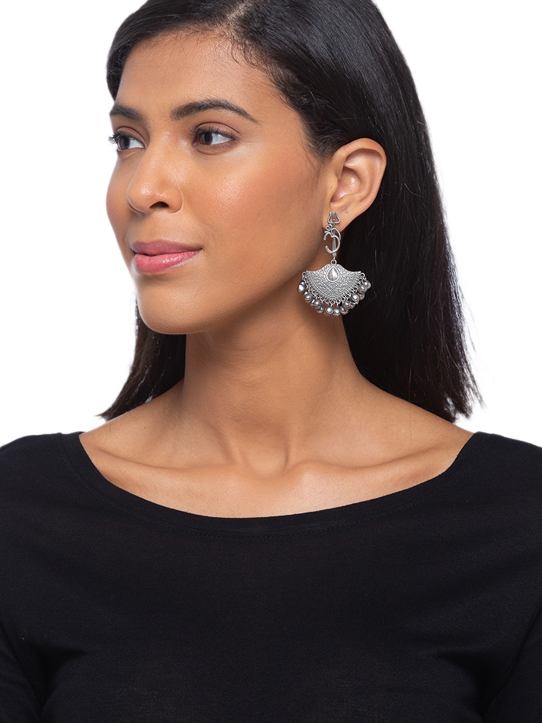 

Digital Dress Room Silver-Toned Contemporary Drop Earrings