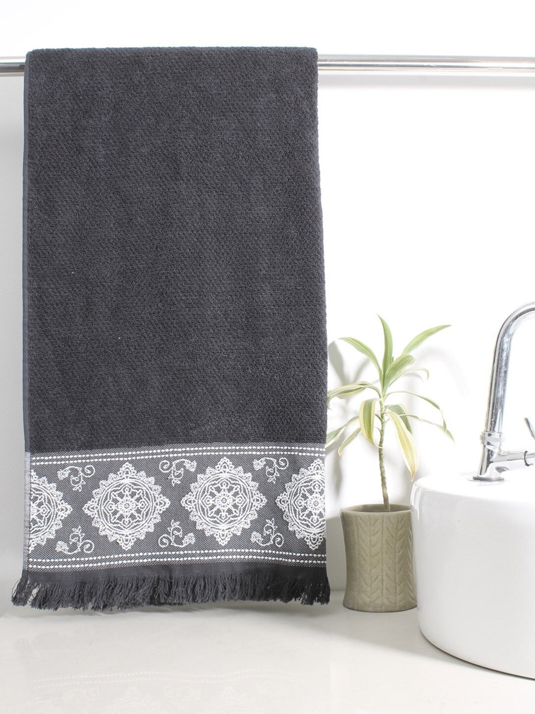 

AVI Living Black Embroidered 550 GSM Bath Towel