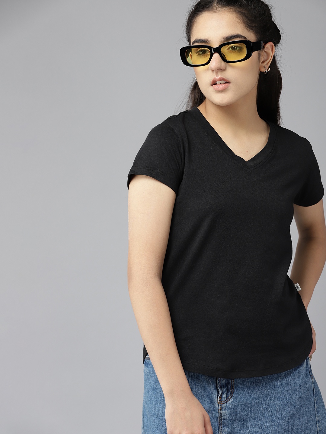 

UTH by Roadster Girls Black Solid V-Neck Pure Cotton T-shirt