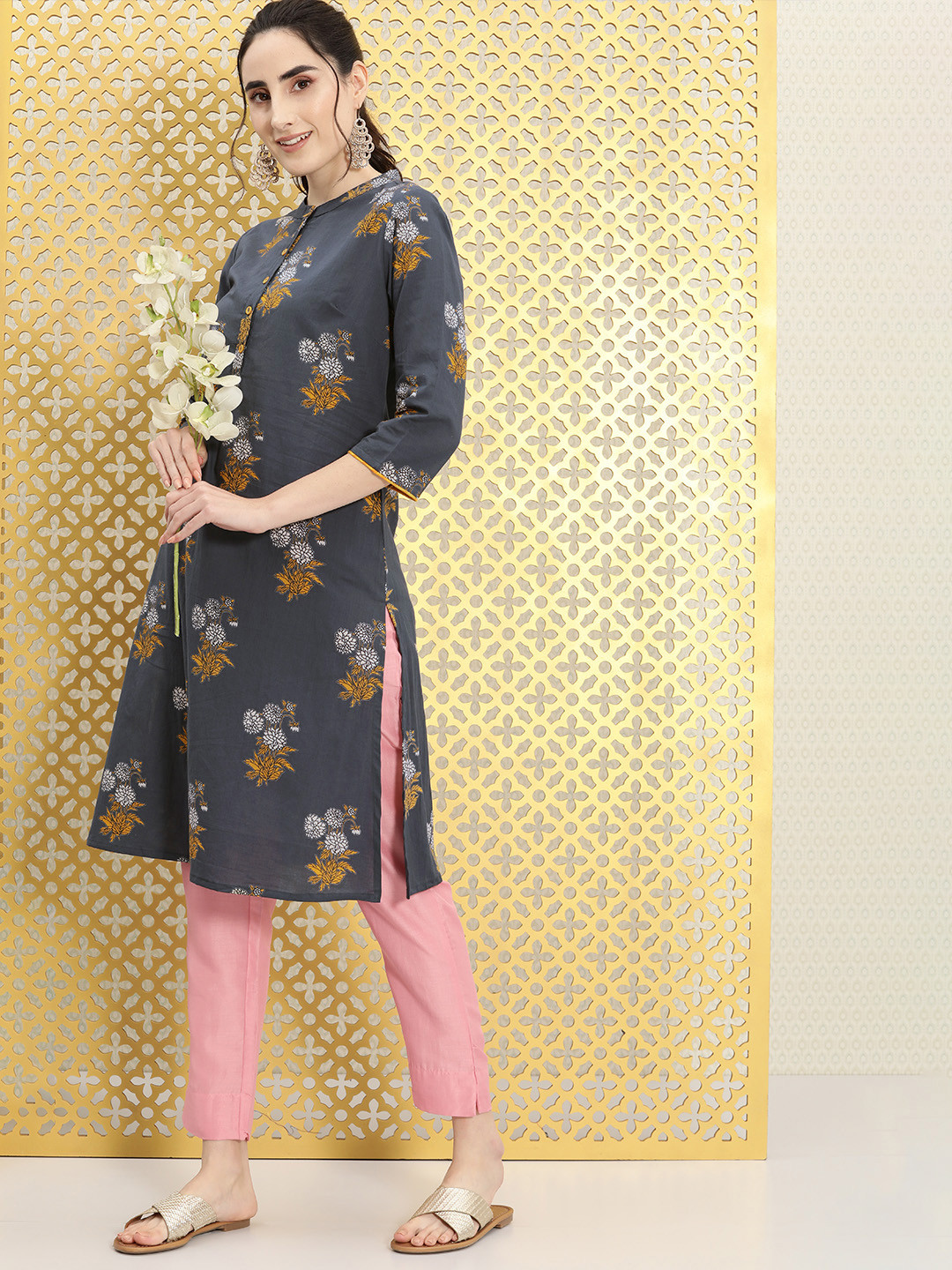 

Ode by House of Pataudi Women Grey & Mustard Yellow Floral Printed Rozana Straight Kurta