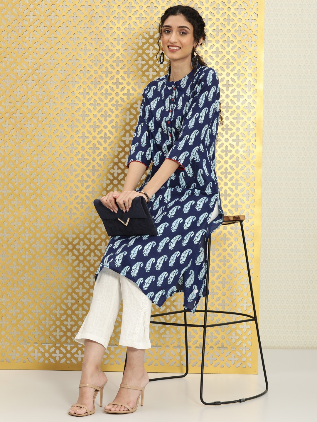 

Ode by House of Pataudi Women Blue & Off White Paisley Printed Indigo Rozana Kurta