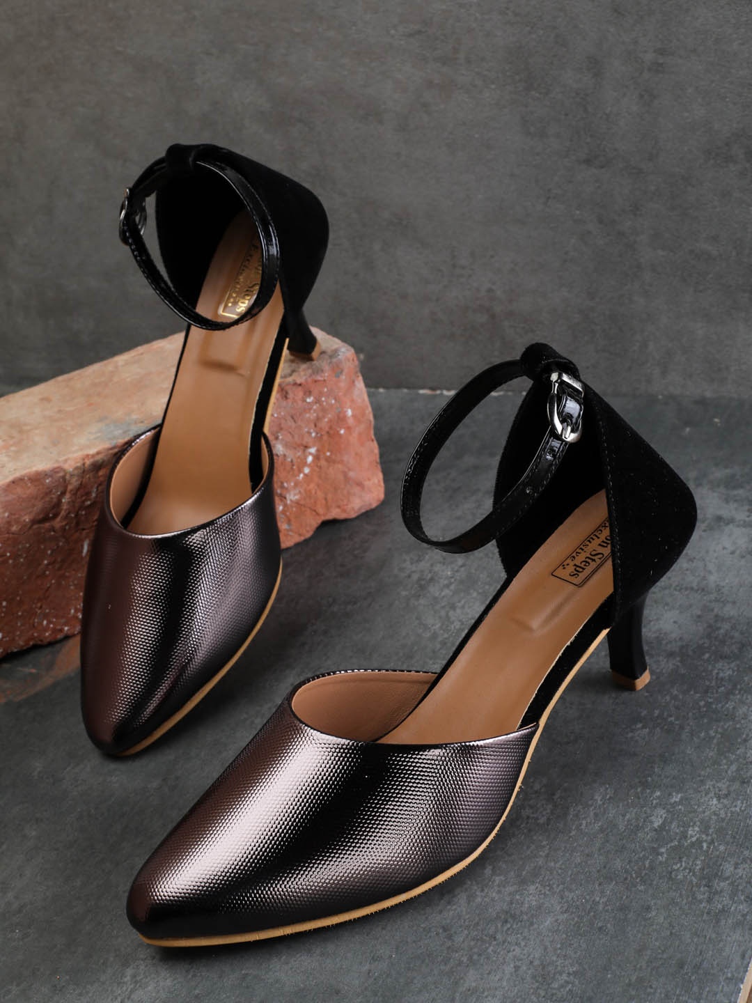 

LONDON STEPS Grey & Black Textured Kitten Pumps