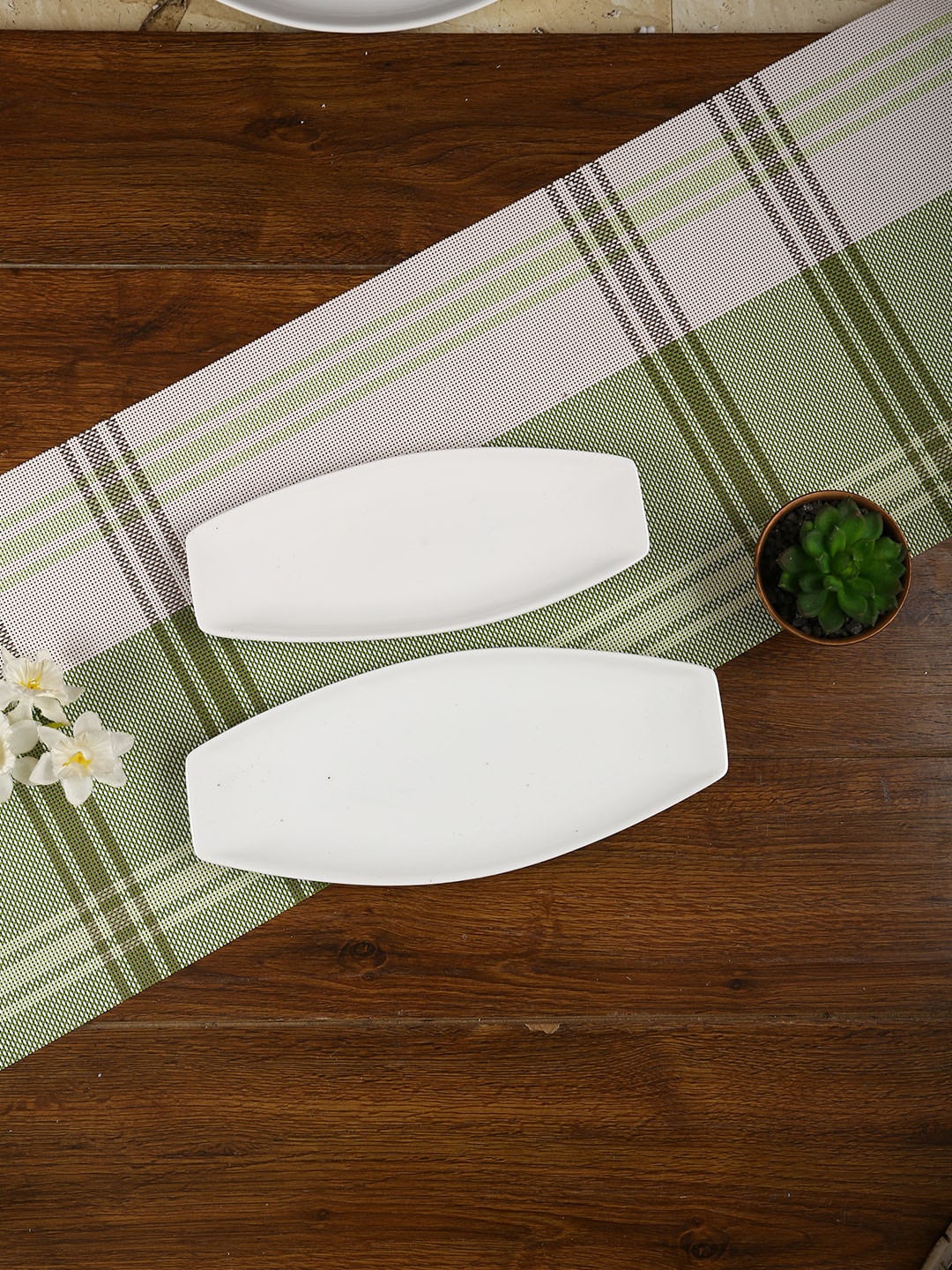 

Aapno Rajasthan Set Of 2 White Petal Shaped Serving Tray