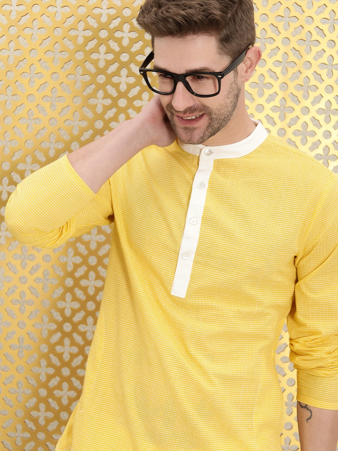 

Ode by House of Pataudi Men Yellow & White Checked Pure Cotton Kurta