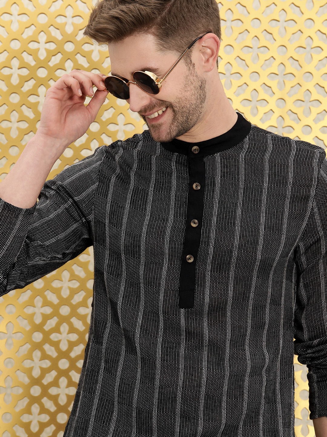 

Ode by House of Pataudi Men Black & White Striped Pure Cotton Kurta