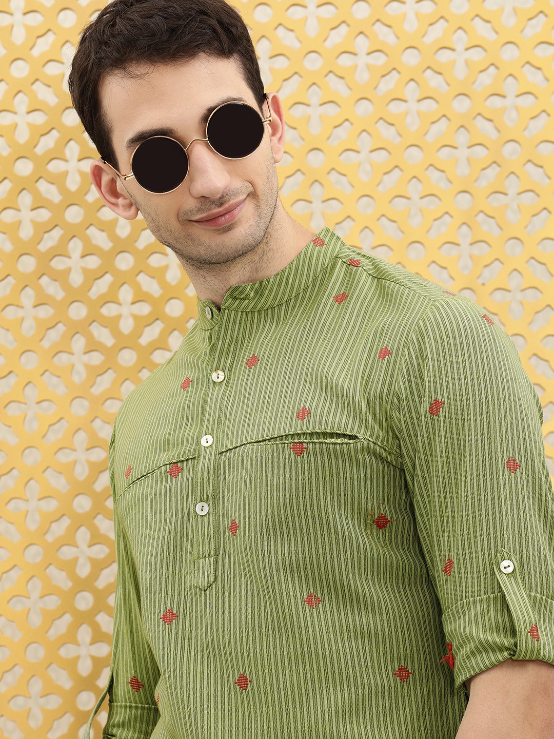 

Ode by House of Pataudi Men Green & Red Striped Mandarin Collar Pure Cotton Kurta