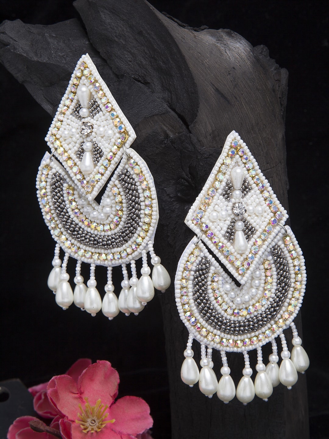 

Moedbuille Off White Contemporary Drop Earrings