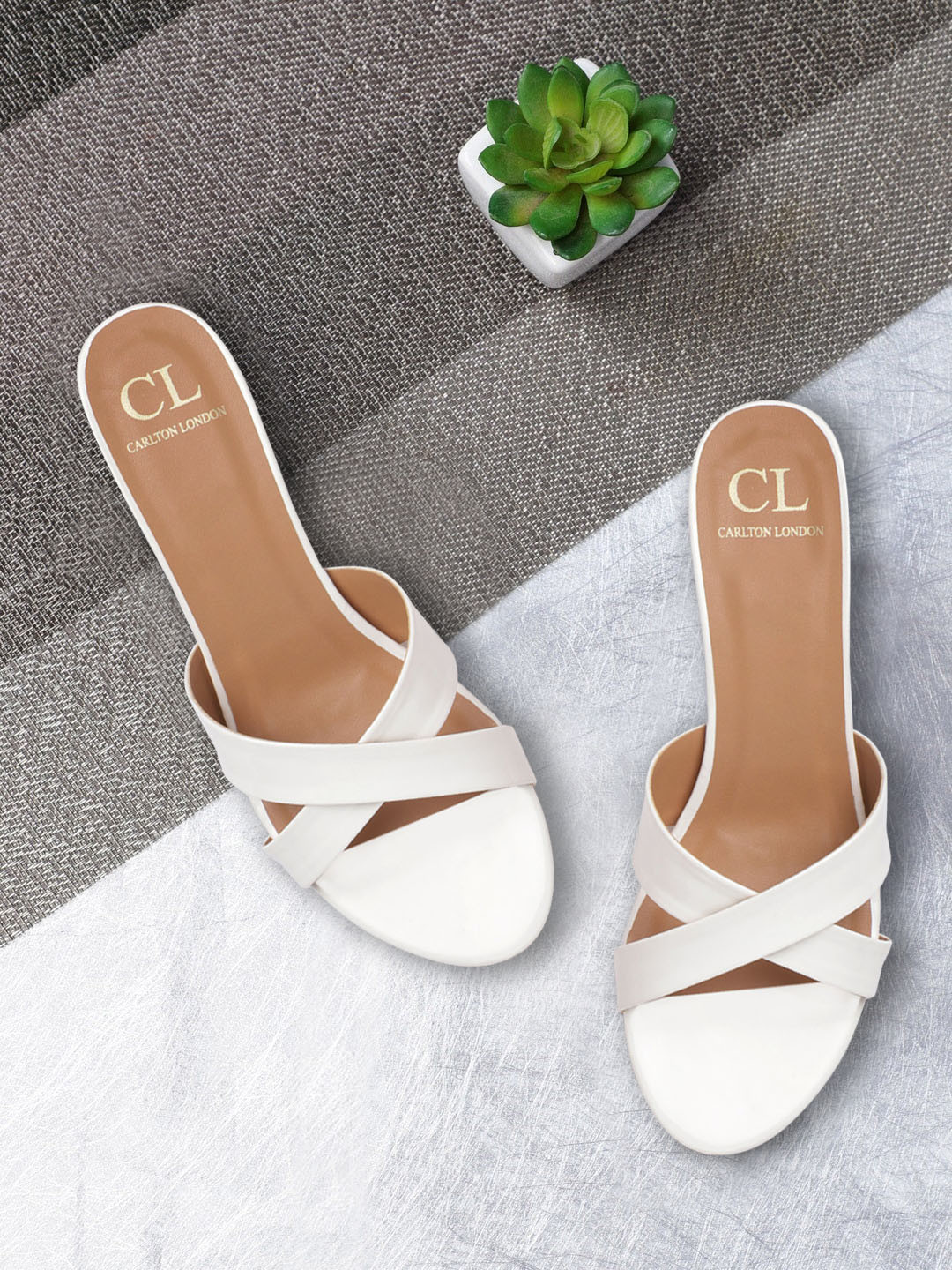 

Carlton London White Solid Kitten Heels