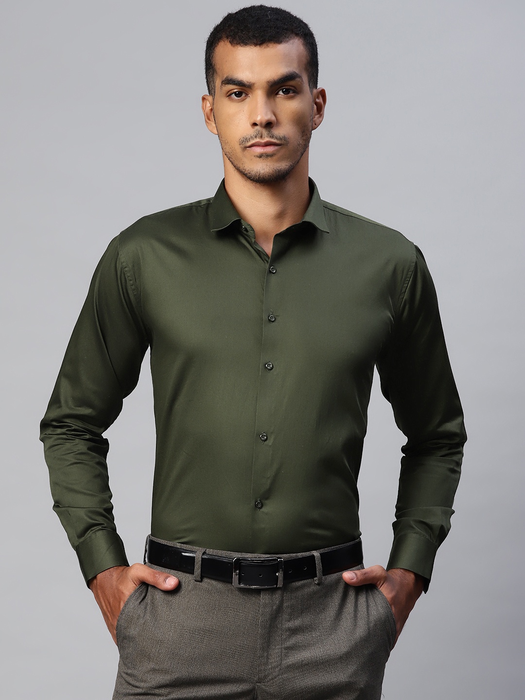 

MANQ Men Olive Green Solid Semiformal Shirt