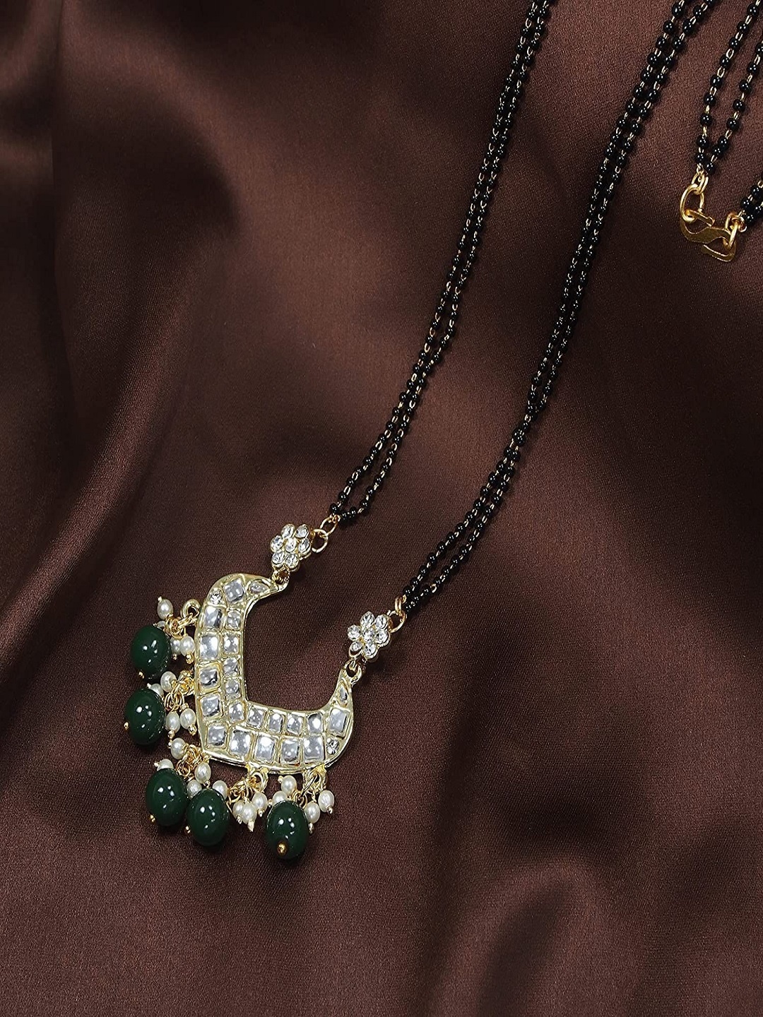 

I Jewels Green & White Gold-Toned Kundan Studded & Beaded Mangalsutra