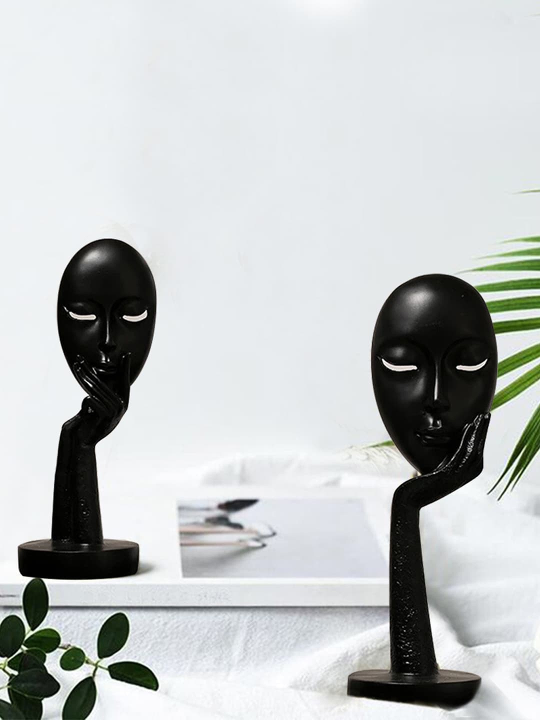 

THE ARTMENT Set Of 2 Black Resin Myra Table Showpieces