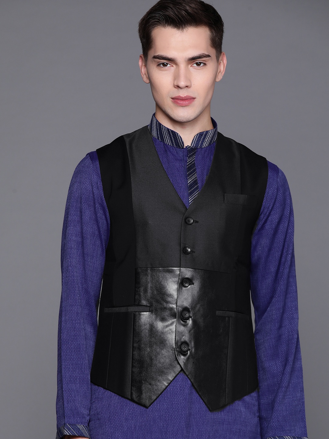 

Manu Men Charcoal Grey & Black Colourblocked Single-Breasted Partywear Waistcoat