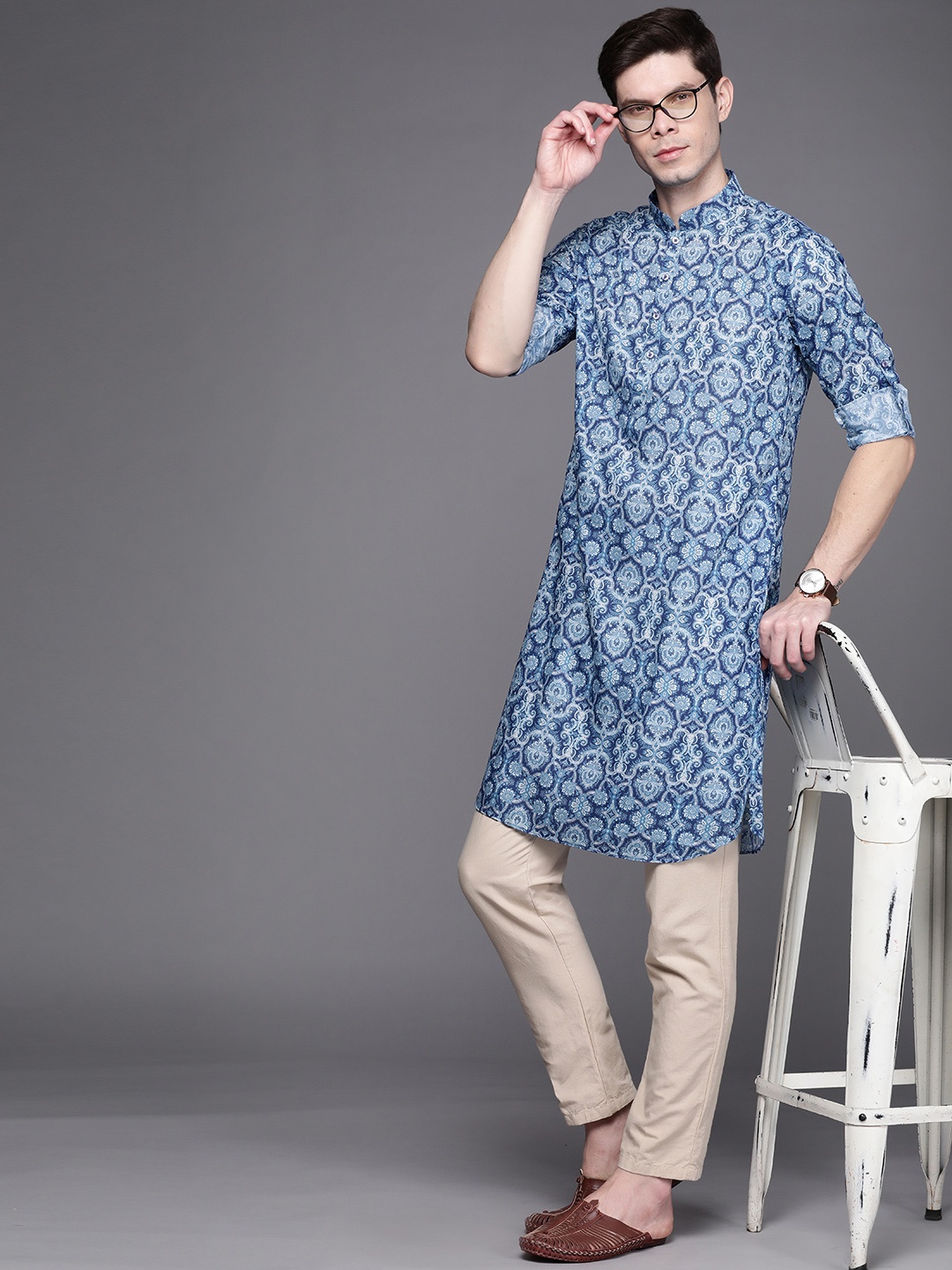 

Manu Men Blue & White Ethnic Motifs Printed Kurta
