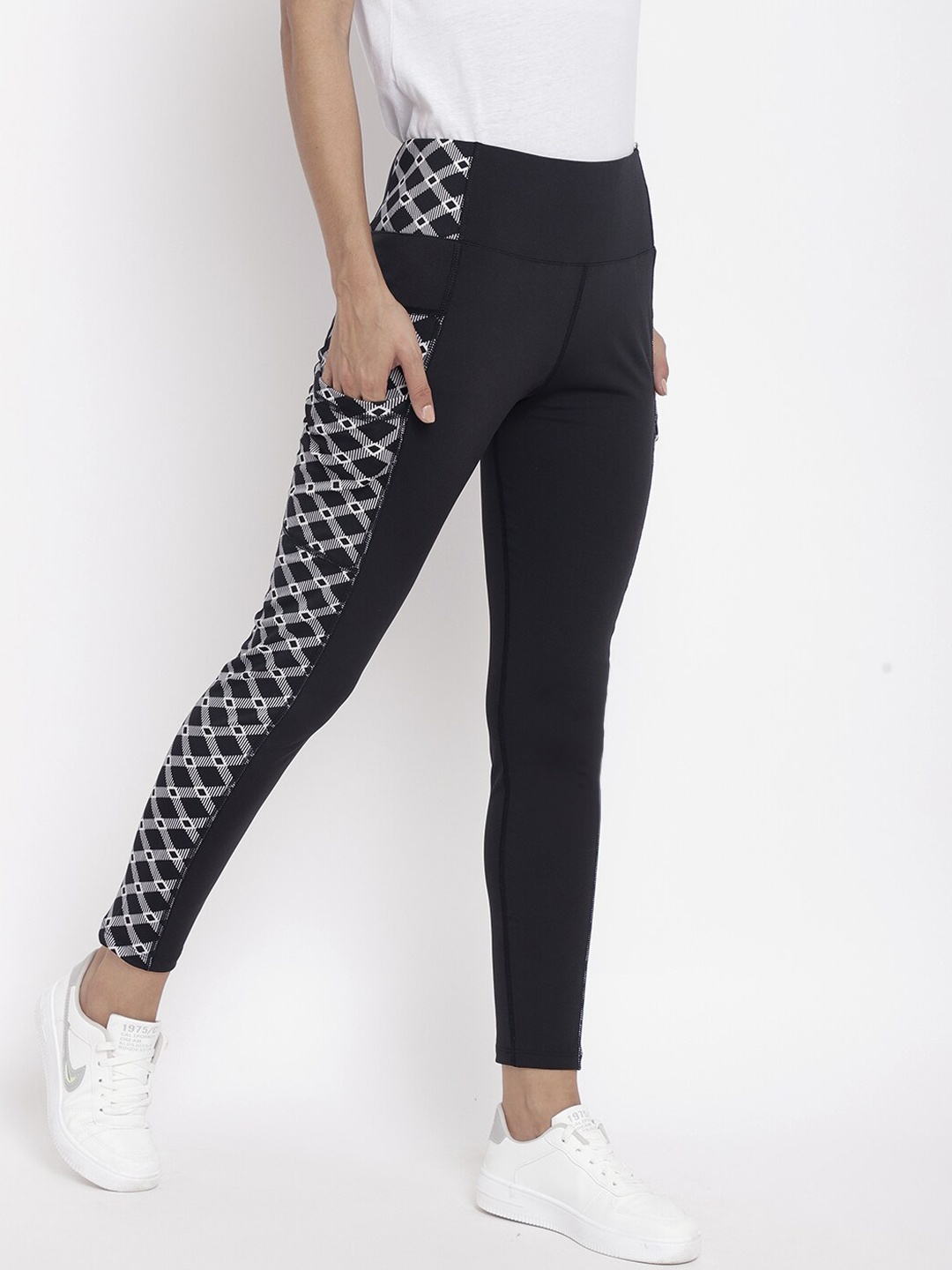 

CHKOKKO Women Black & White Gym Tights