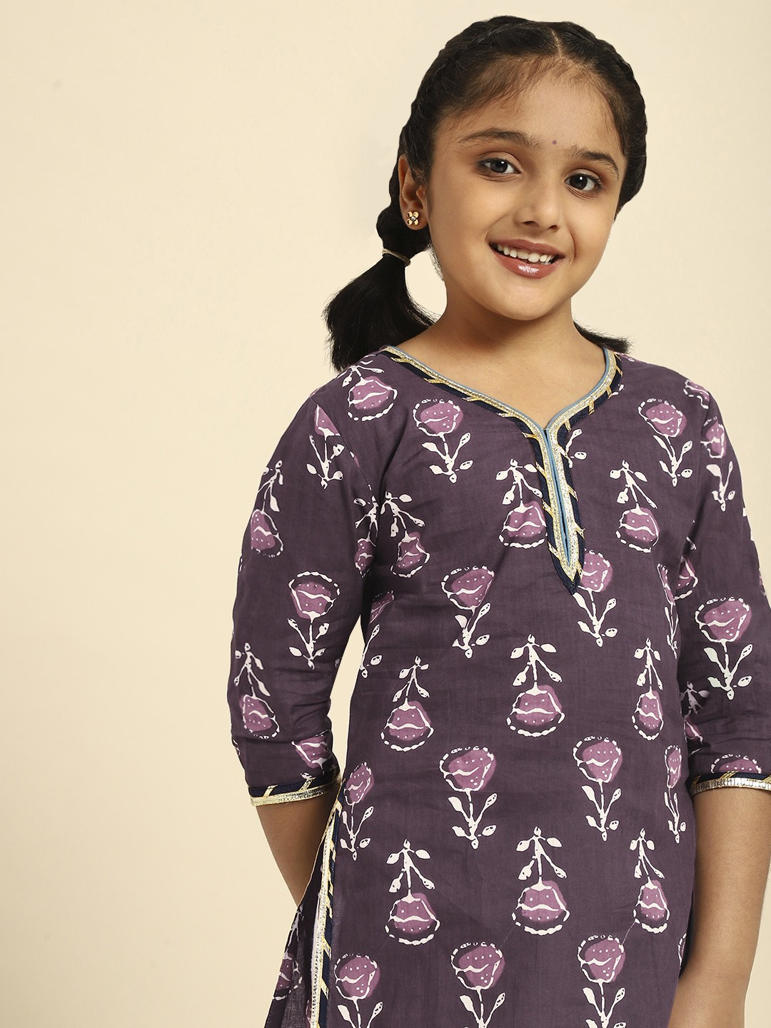 

House of Pataudi Girls Coffee Brown Floral Print Cotton Gotta Patti Straight Kurta