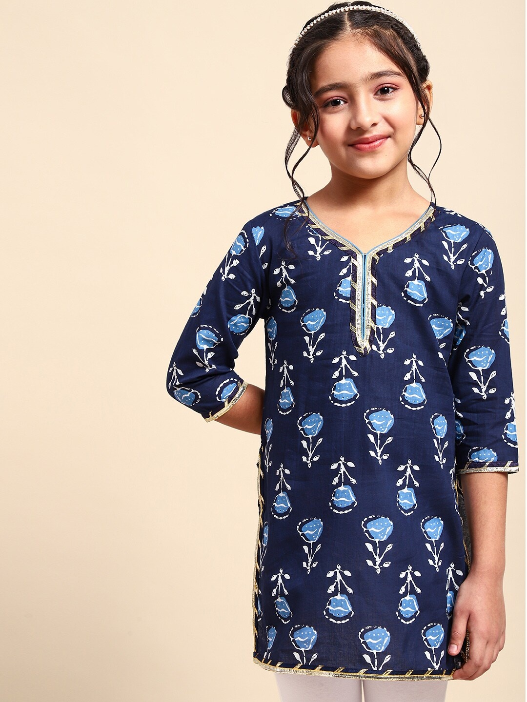 

House of Pataudi Girls Blue & White Floral Printed Cotton Gotta Patti Straight Kurta