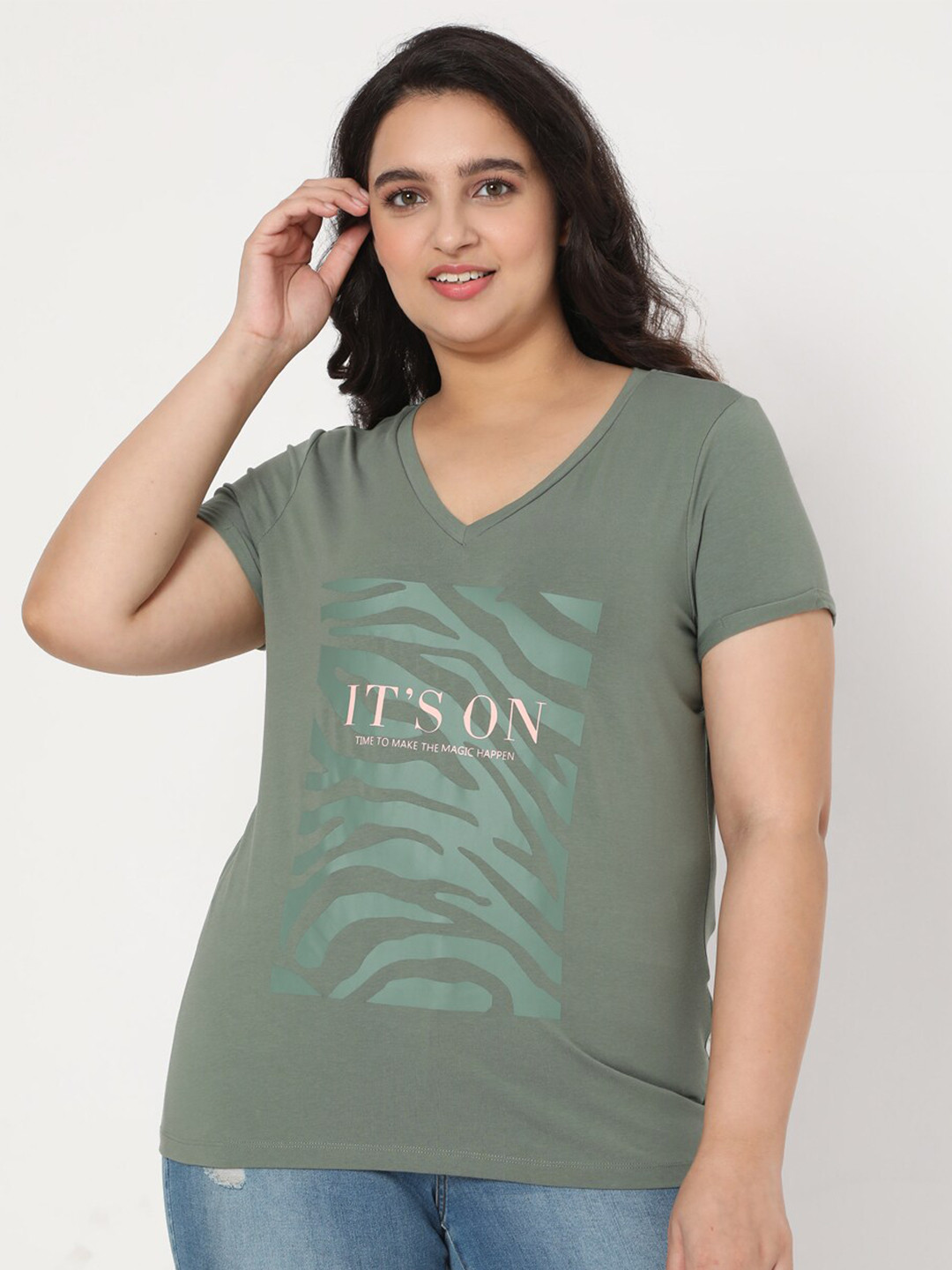 

VERO MODA CURVE Women Green & Off White Typography Printed V-Neck Cotton T-shirt
