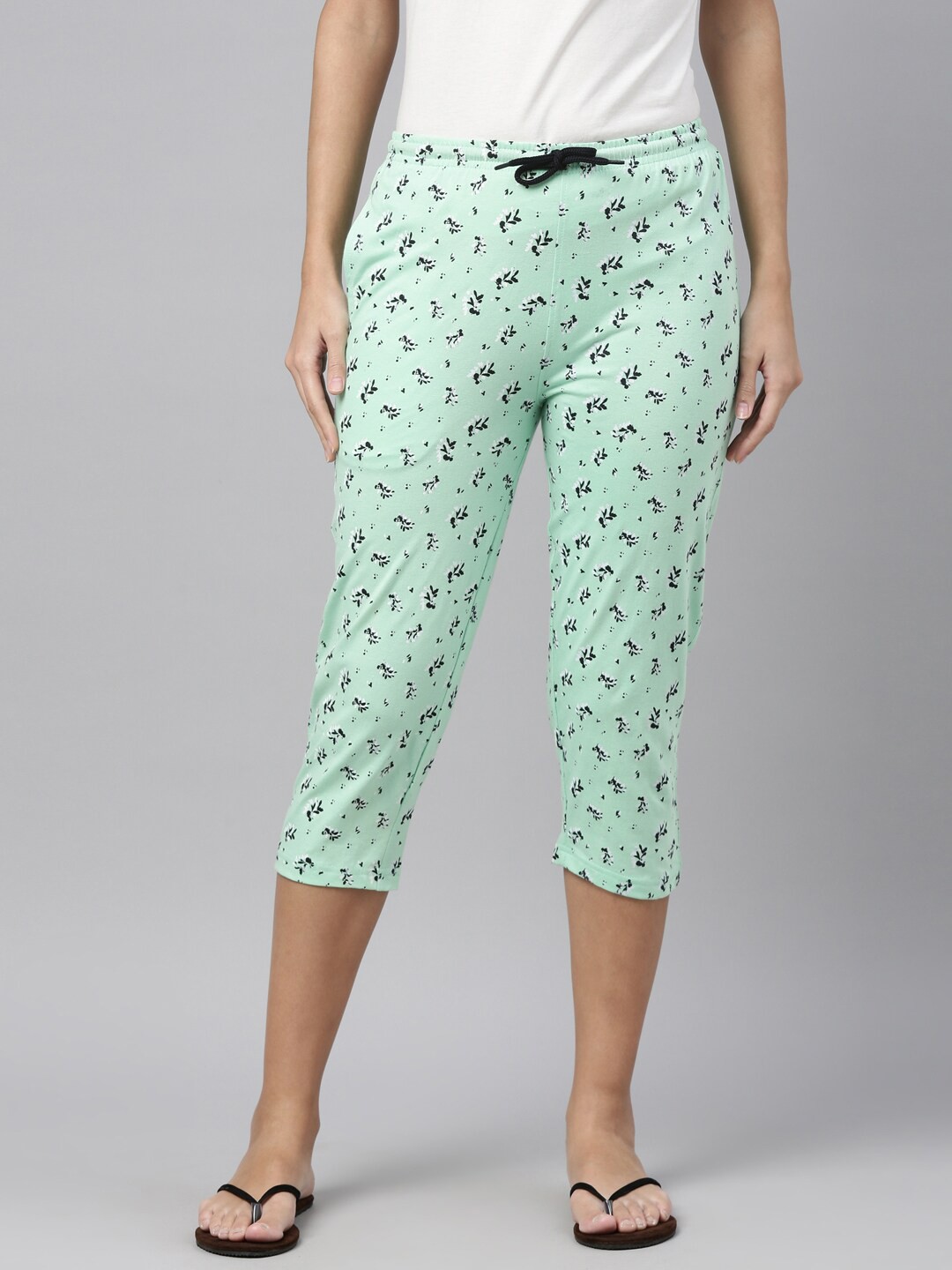 

Kryptic Women Green Pure Cotton Floral Printed Capri