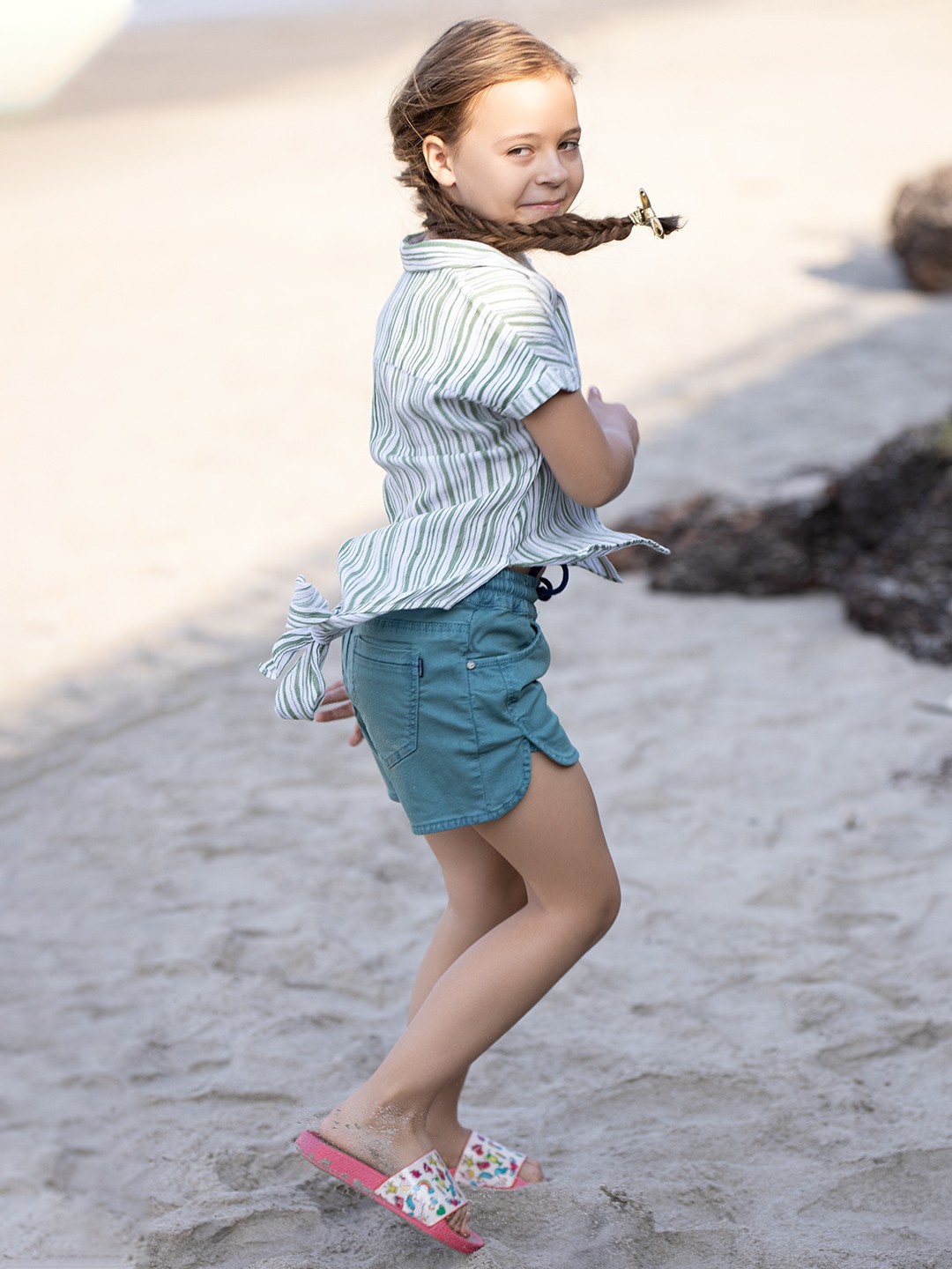

Crimsoune Club Girls Green Solid Regular Shorts