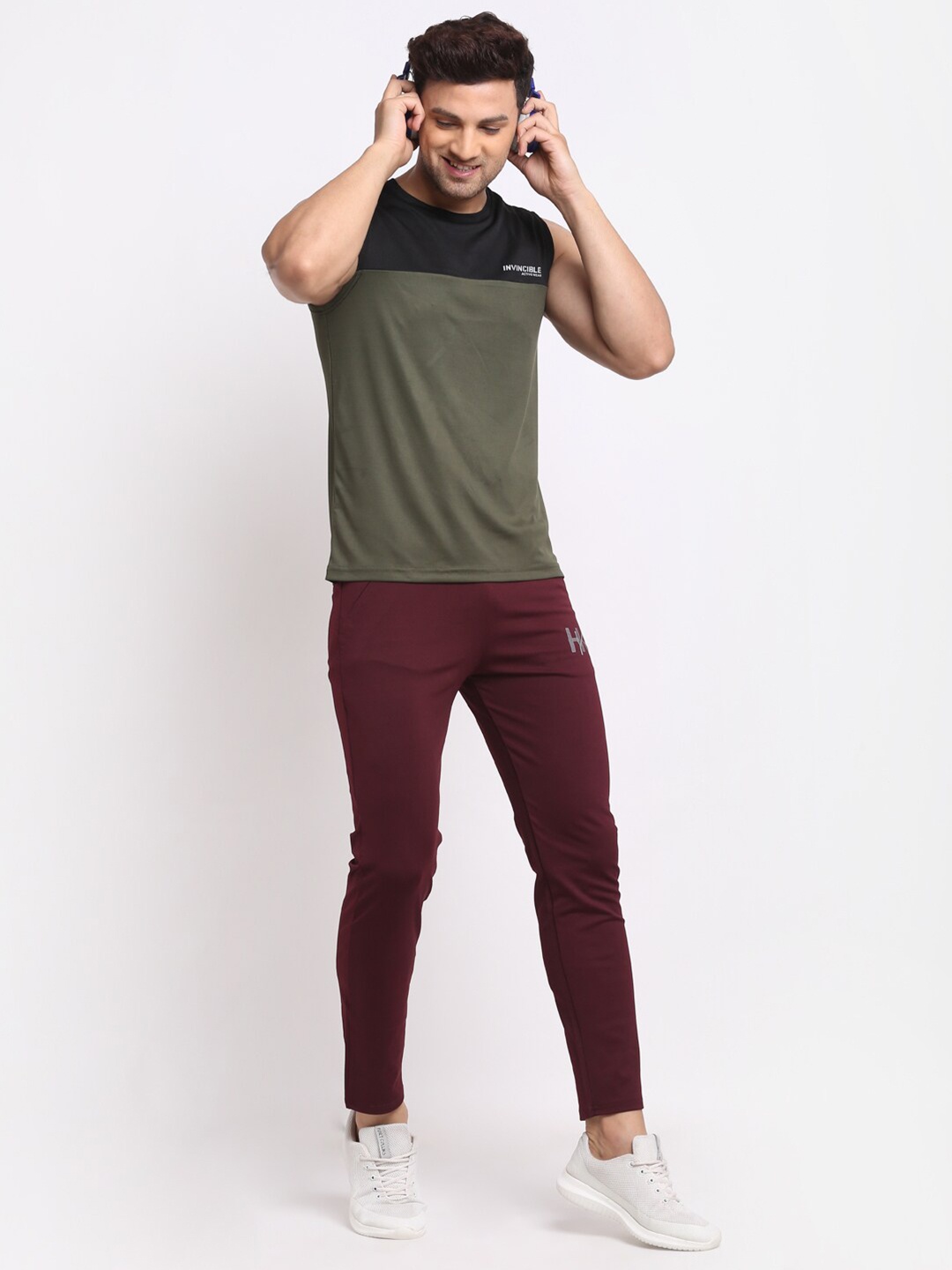 

Invincible Colourblocked Slim Fit Structured Vest, Olive