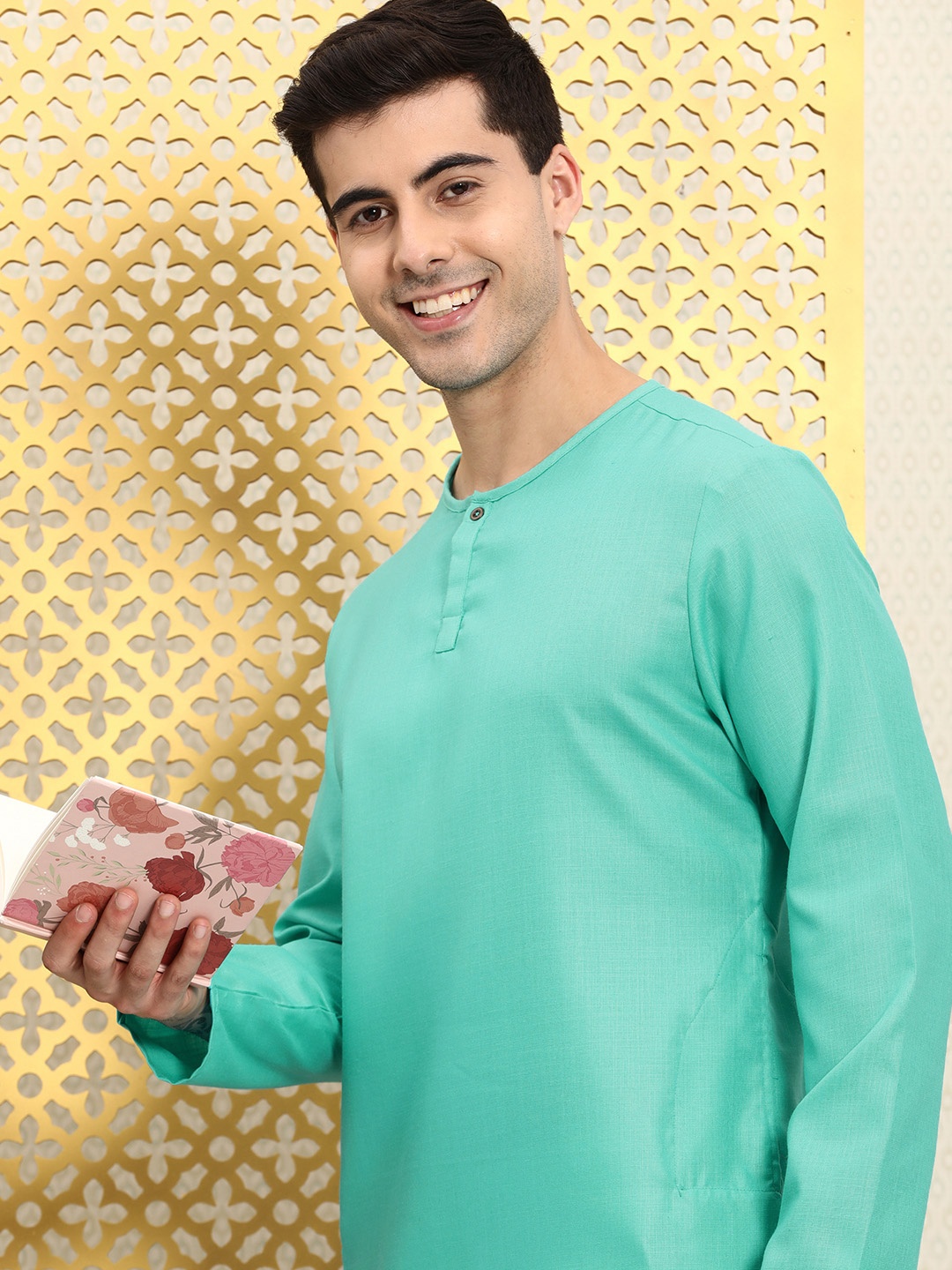 

Ode by House of Pataudi Men Turquoise Blue Solid Round Neck Regular Kurta