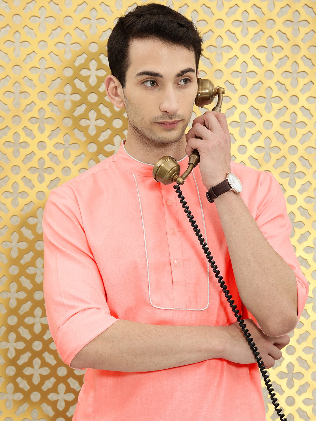 

Ode by House of Pataudi Men Pink Solid Mandarin Collared Kurta