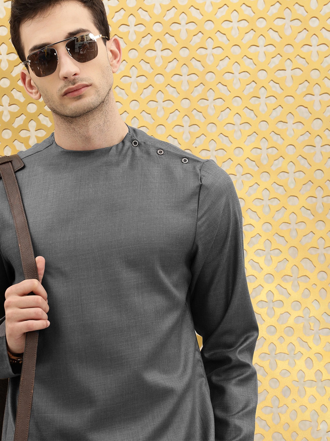 

Ode by House of Pataudi Men Charcoal Grey Solid Rozana Kurta