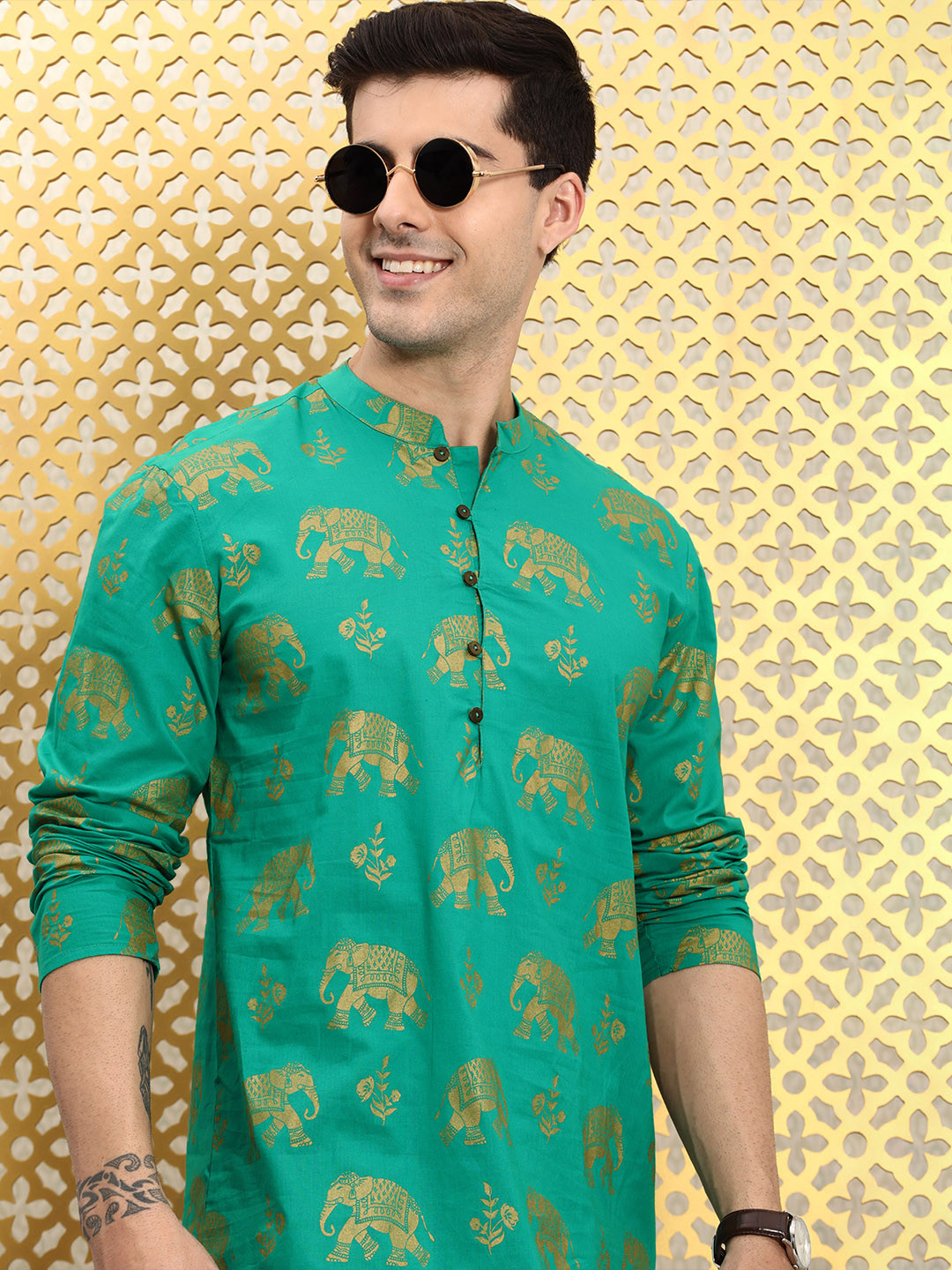 

Ode by House of Pataudi Men Green & Yellow Printed Jashn Kurta