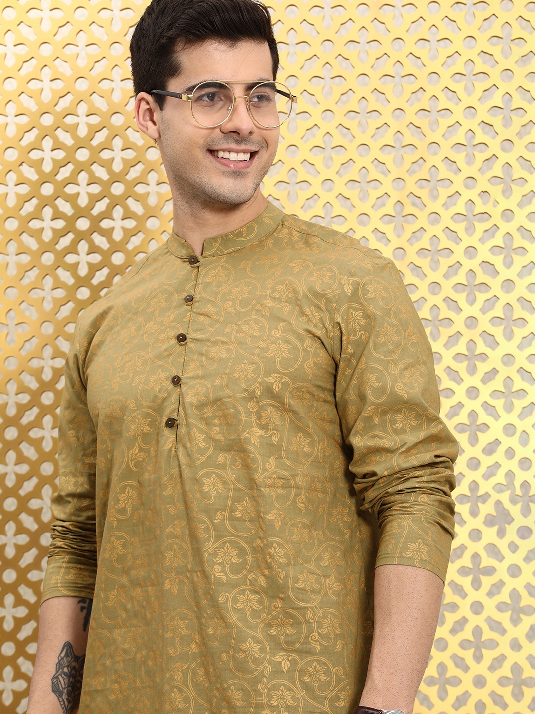 

Ode by House of Pataudi Men Beige Floral Printed Rozana Kurta