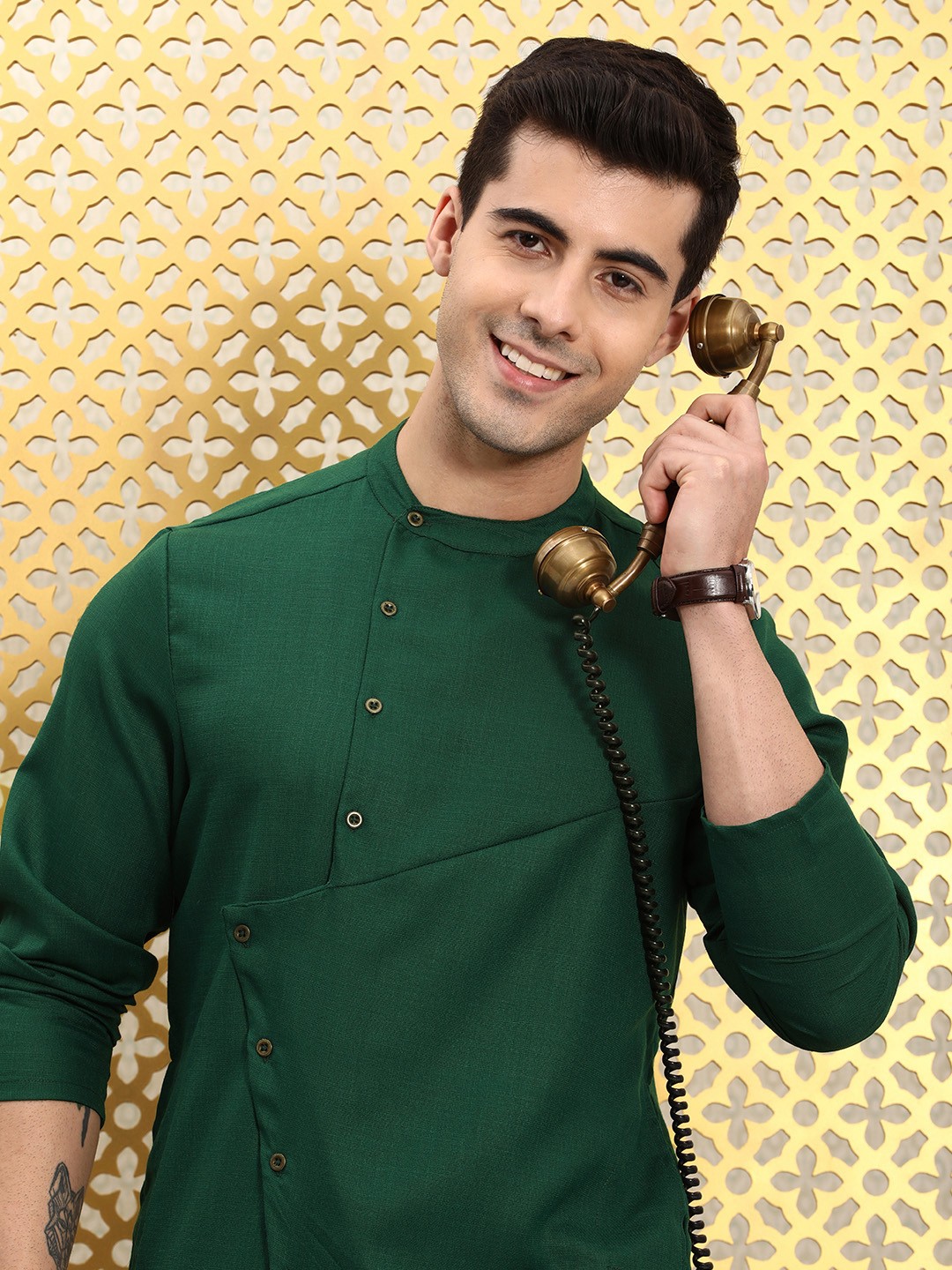 

Ode by House of Pataudi Men Green Solid Round Neck Kurta