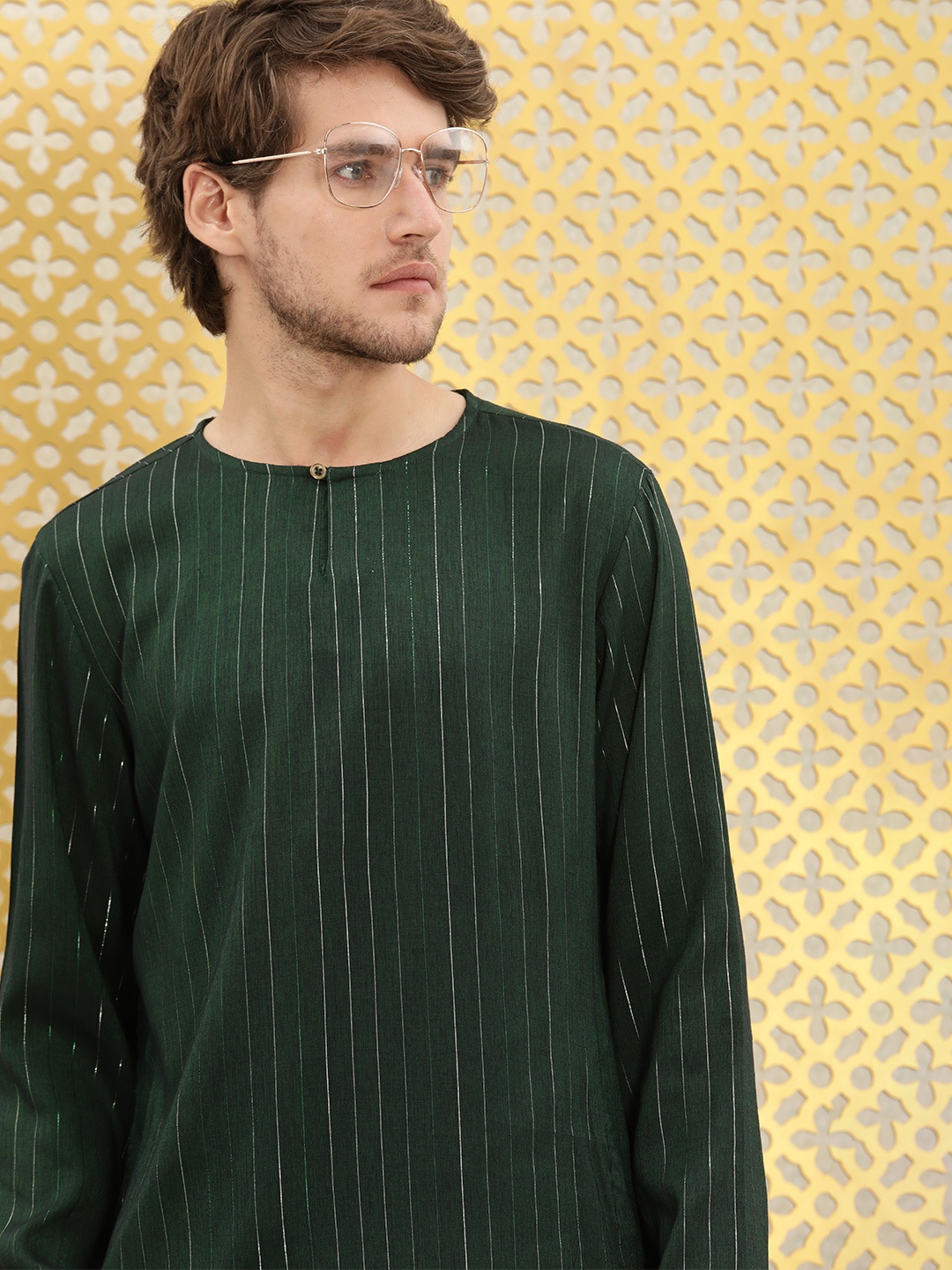 

Ode by House of Pataudi Men Emerald Green Striped Round-Neck Straight Kurta