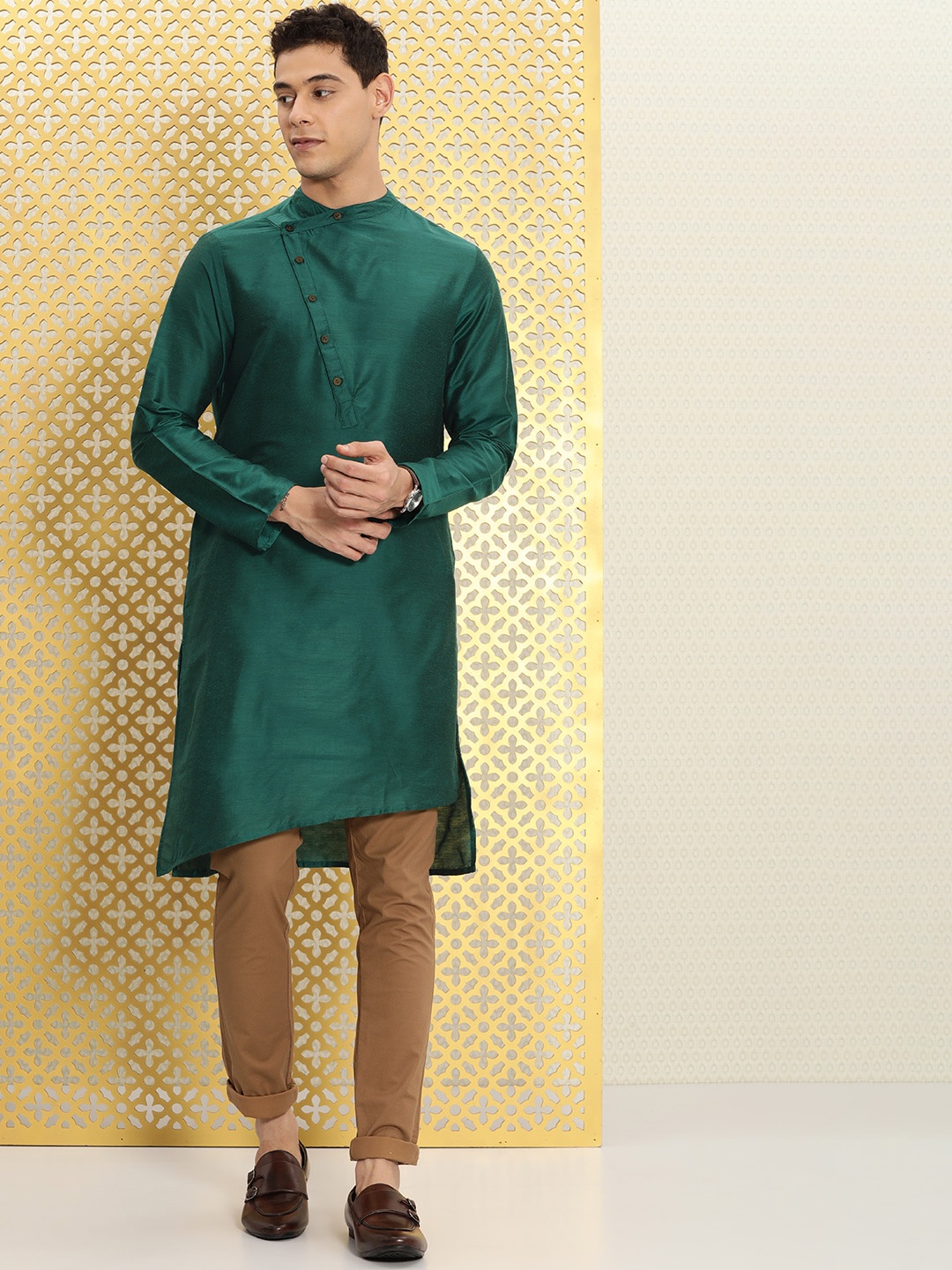 

Ode by House of Pataudi Men Green Solid Rozana Kurta