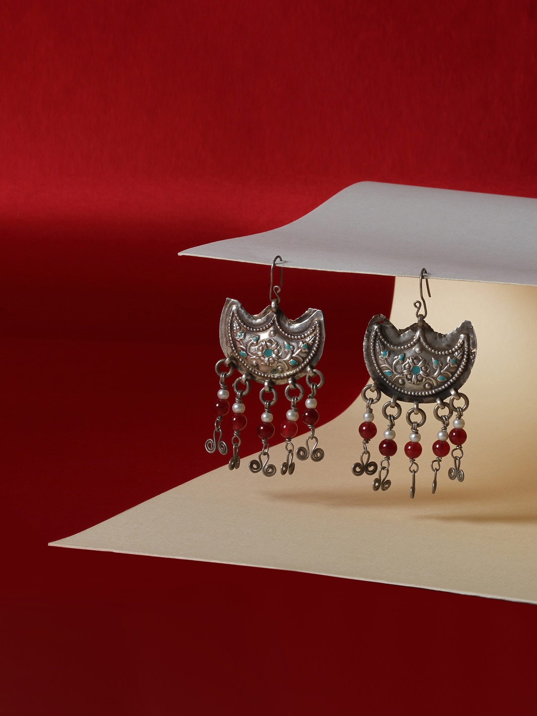 

SANGEETA BOOCHRA Silver-Toned & Red Crescent Shaped Drop Earrings