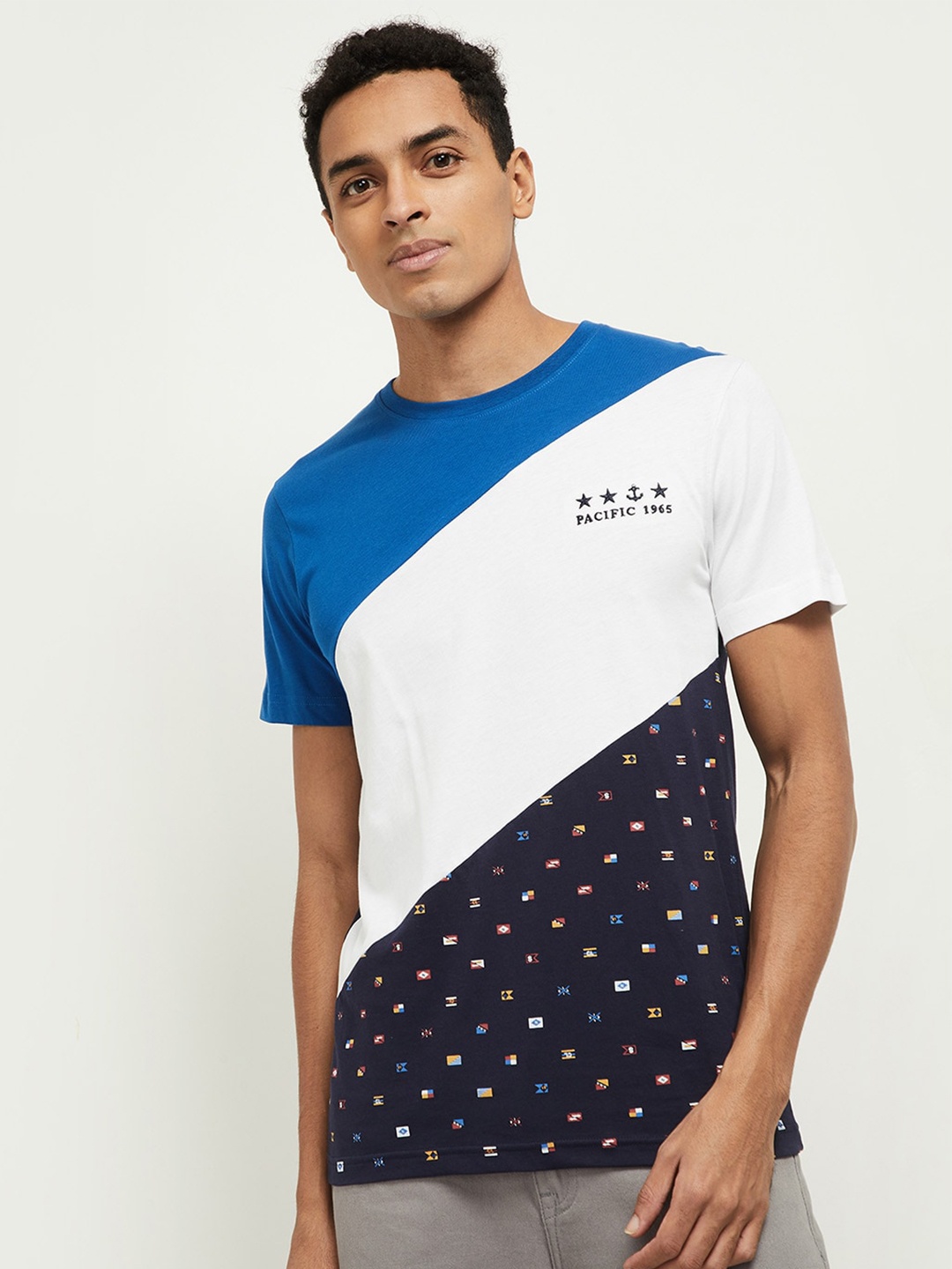 

max Men Navy Blue & White Colourblocked T-shirt