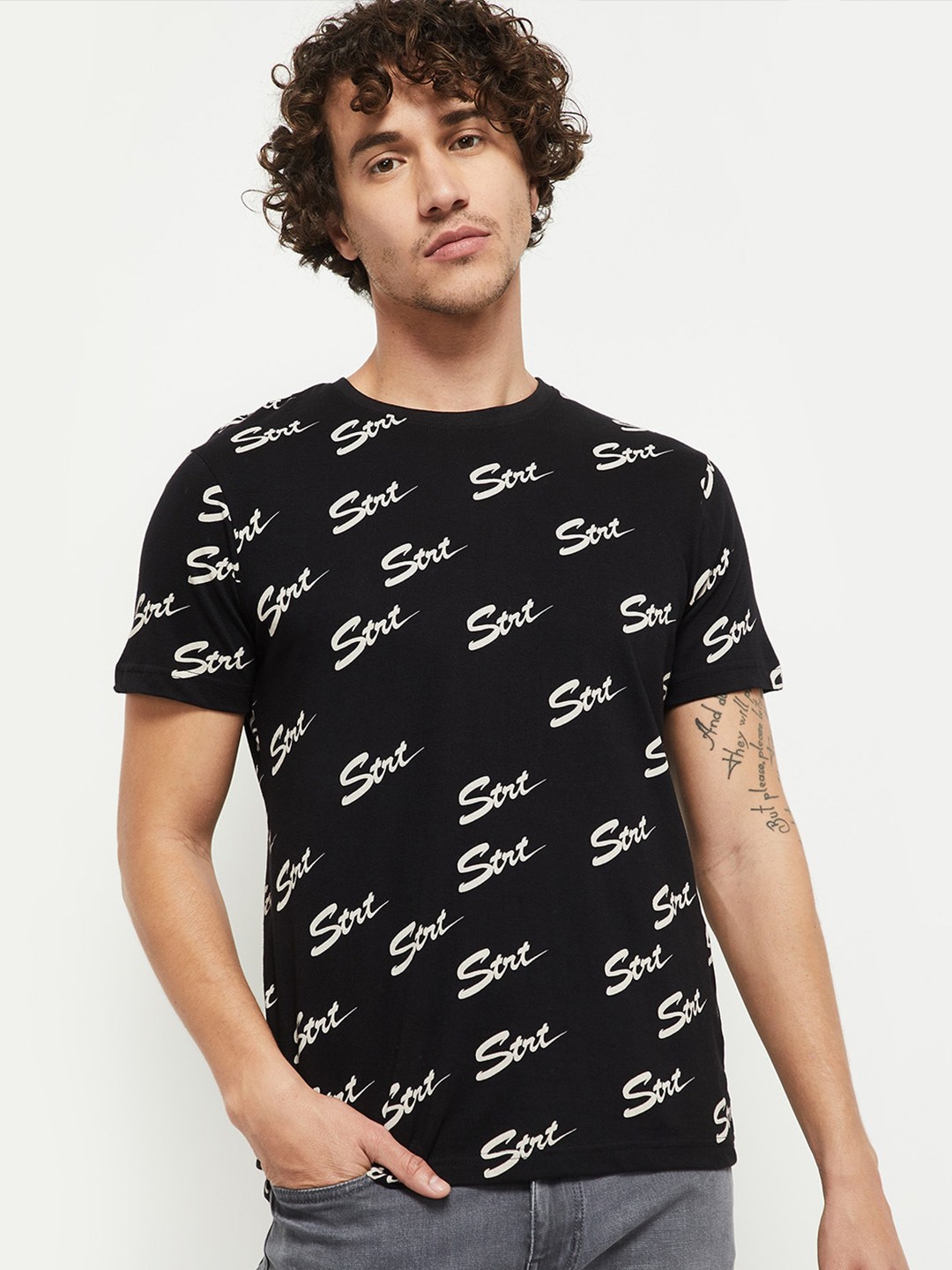 

max Men Black & White Printed T-shirt