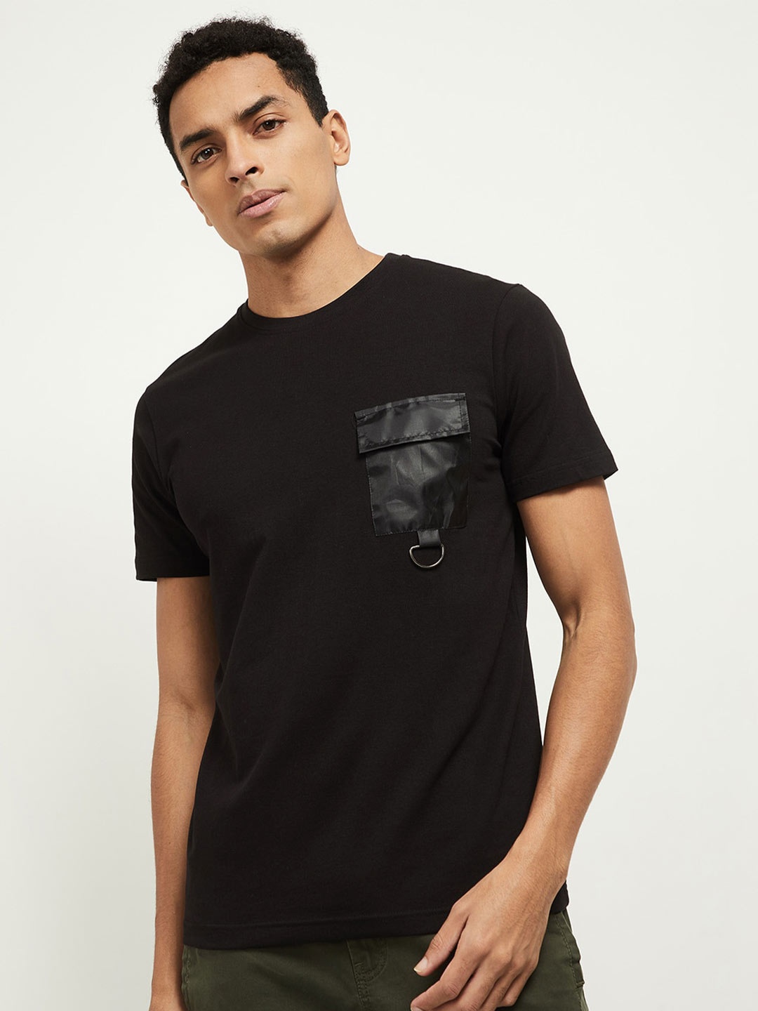 

max Men Black Solid With Pocket T-shirt