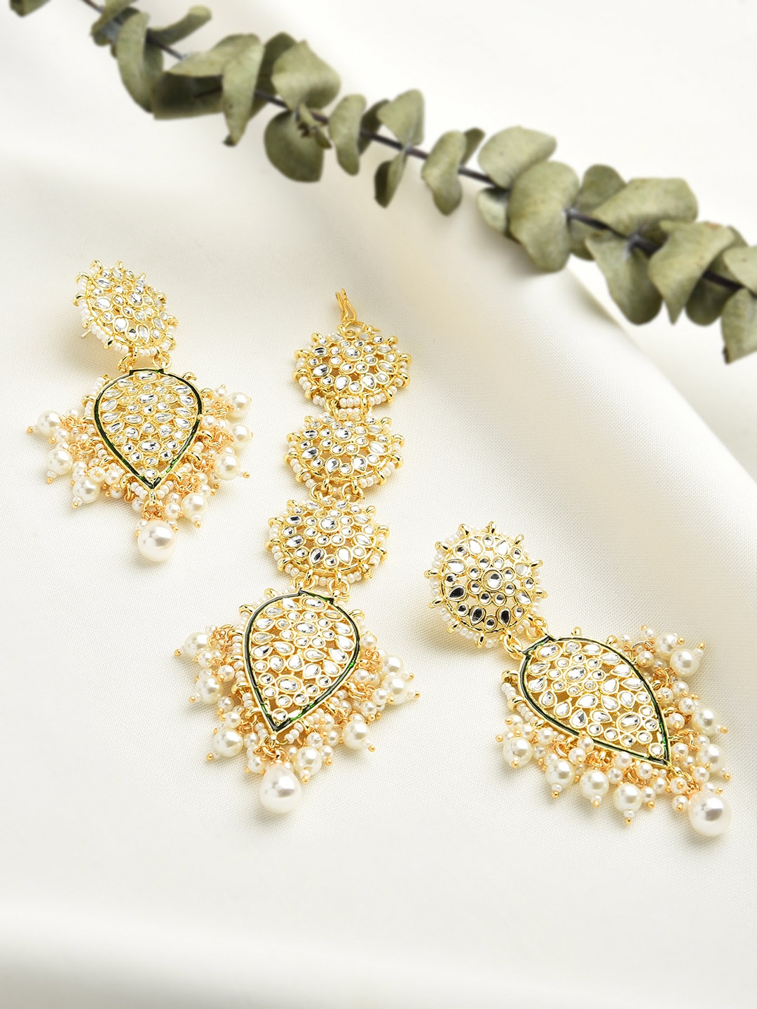 

Zaveri Pearls Gold-Plated & White Kundan Stone Studded & White Beaded Jewellery Set