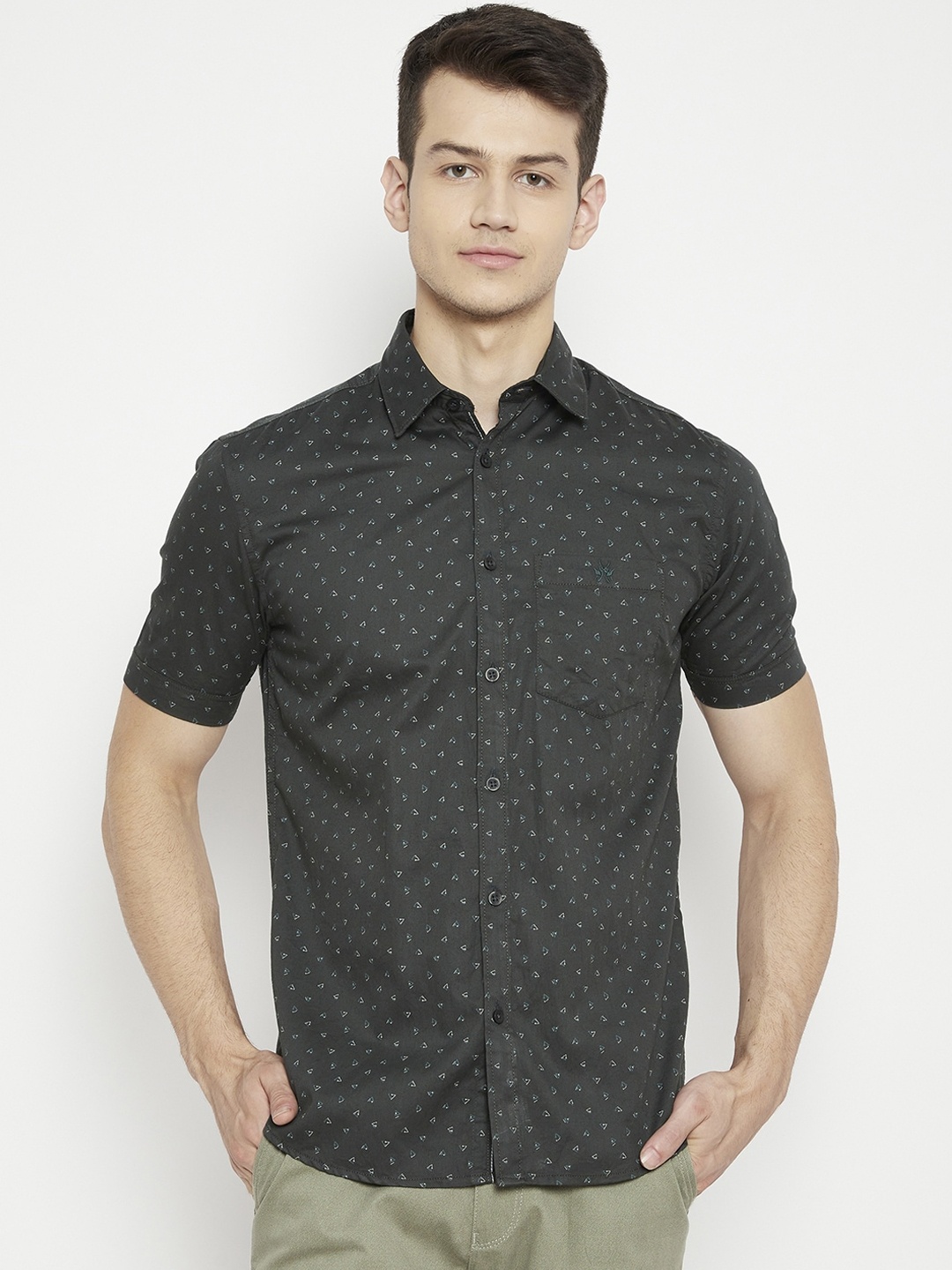 

Crimsoune Club Men Black & White Slim Fit Opaque Printed Pure Cotton Casual Shirt